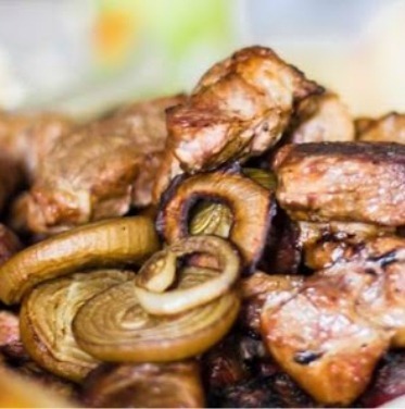 Csirkemell hagymás burgonyával tárcsában