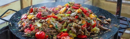Tipikusan tárcsában készíthető zöldséges egytál a lecsó