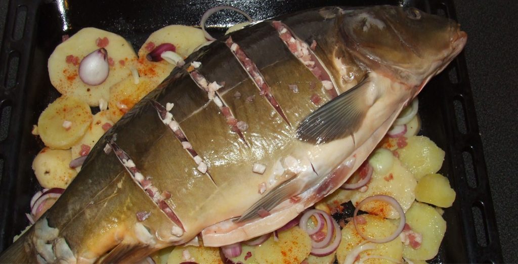 Na očistenej rybe urobíme hlboké zárezy (každých 4-5 centimetrov)