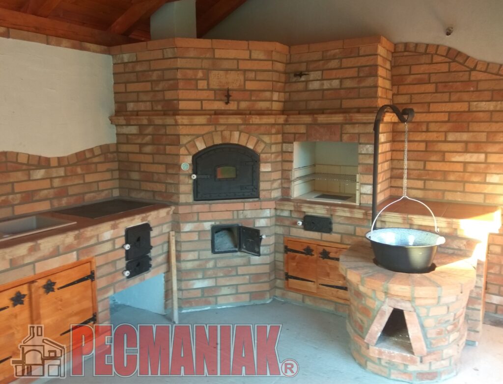 Záhradná kuchyňa s chlebovou pecou, grilom, vbudovaným sporákom s rurou a ohnisko na kotlik, tehlovy obkladom
