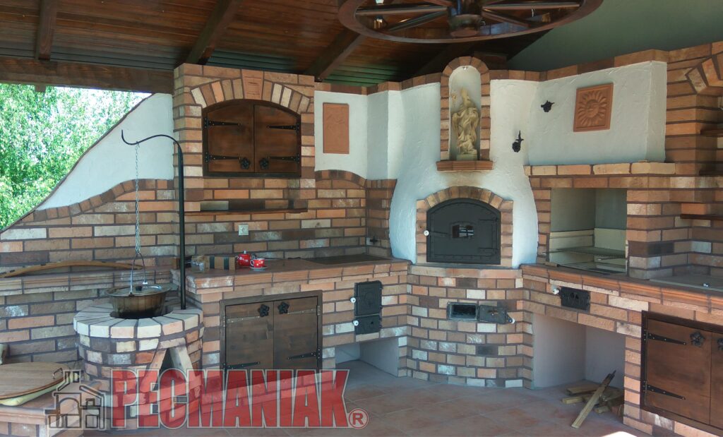 Záhradná kuchyňa s tradičnou hlinenou pecou, grilom, vbudovaným tradičným sporákom kapucino obklady