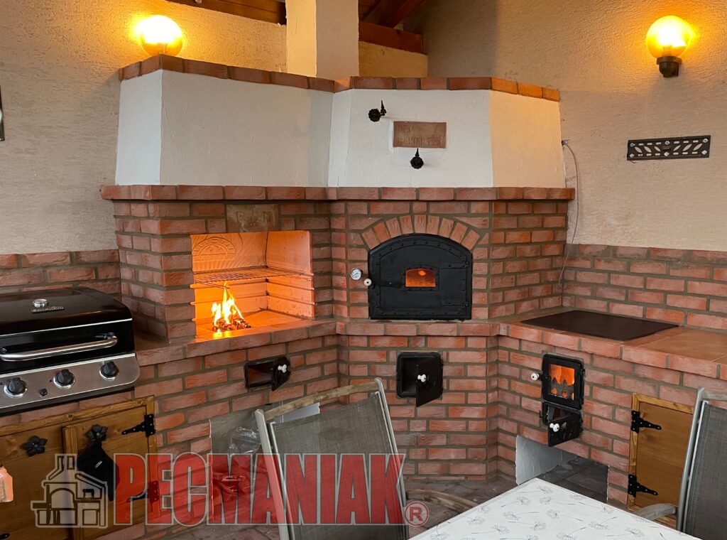 Záhradná kuchyňa s tradičnou hlinenou pecou, novy grilom, vbudovaným tradičným sporákom