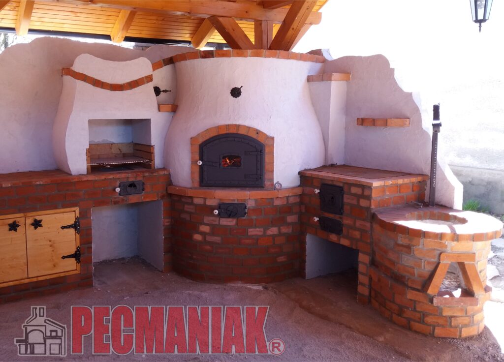 Záhradná kuchyňa s tradičnou hlinenou pecou, grilom, vbudovaným tradičným sporákom