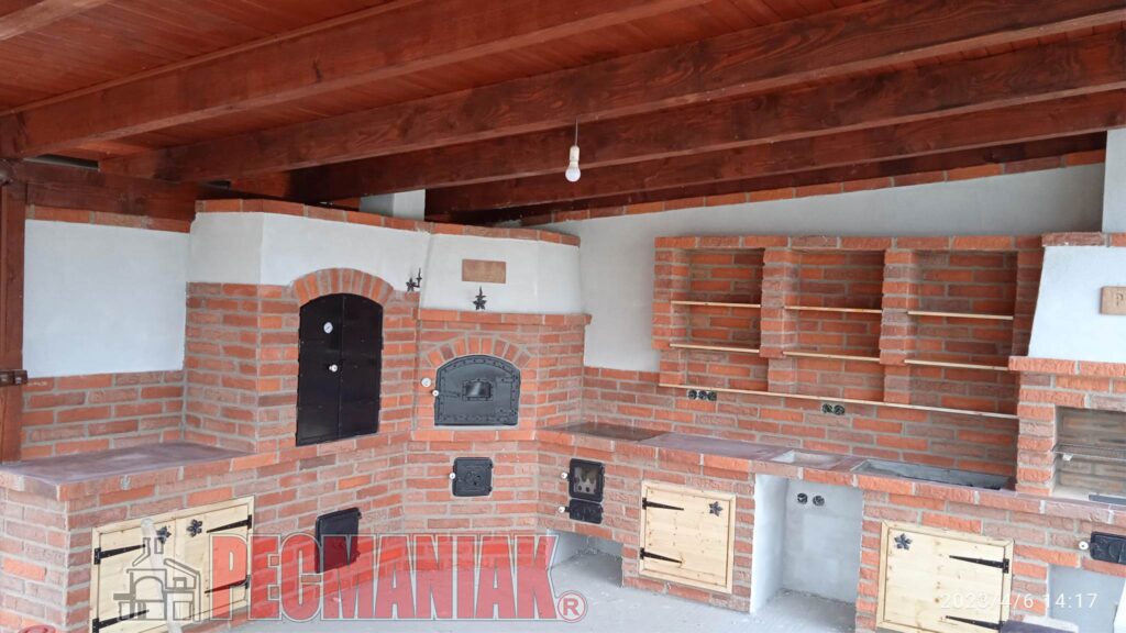 Záhradná kuchyňa s tradičnou hlinenou pecou, grilom, vbudovaným tradičným sporákom, udiarňou