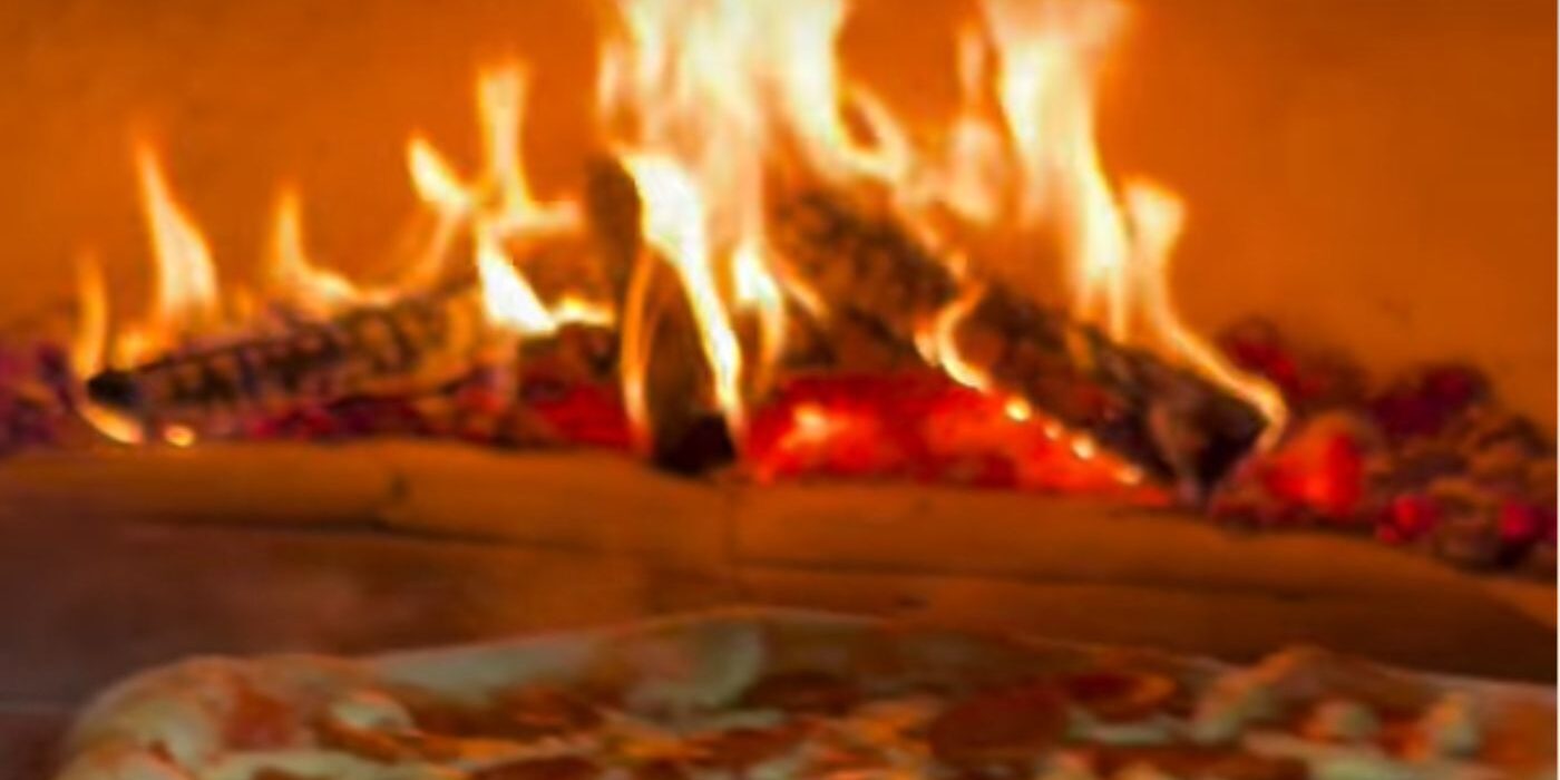 Silný plameň v peci pri pečení pizze