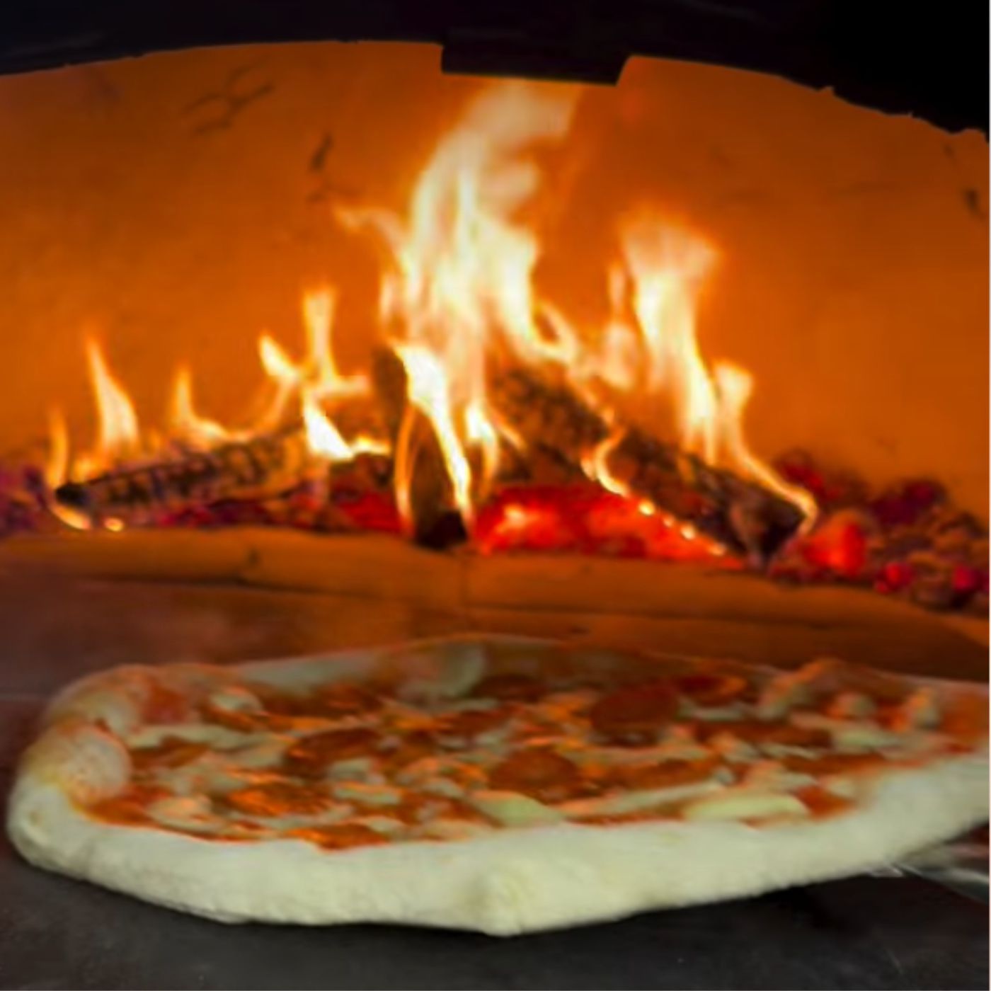 Silný plameň v peci pri pečení pizze