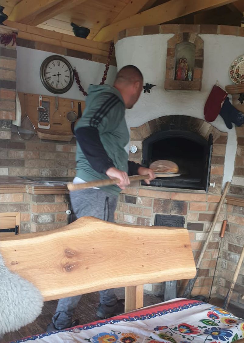 Pečenie pizze v peci na drevo Pecmaniak pomocou drevenej lopaty