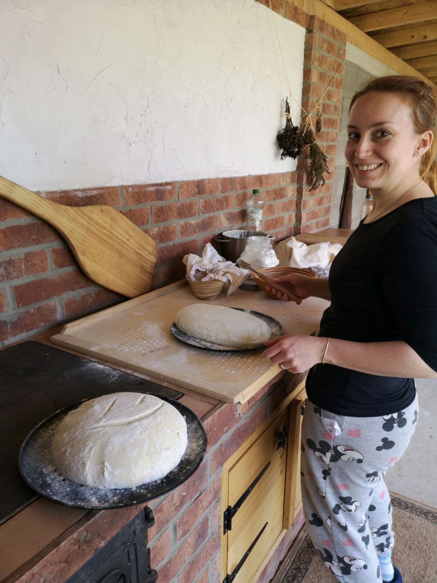 Príprava domáceho chleba v záhradnej kuchyni Pecmaniak s vykysnutým cestom na stole