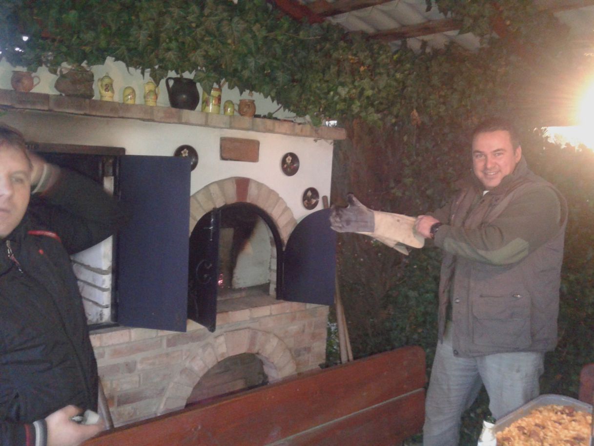 Večerné posedenie pri peci na drevo Pecmaniak v rustikálnej záhradnej kuchyni