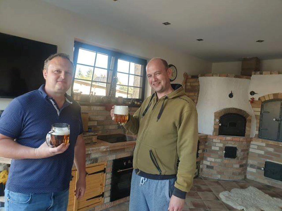 Priatelia pri peci v záhradnej kuchyni Pecmaniak